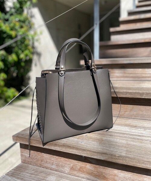 un dix cors（アンディコール）の「《予約》【今季注目のデザイン】2WAYハンドルかがりステッチバッグ（ショルダーバッグ・レディース・ベージュ/ブラウン/レッド・F）」の2枚目の写真