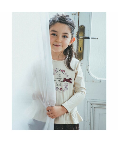 BeBe(ベベ)の「水彩 フラワー プリント リボン 裾 フリル 長袖 Tシャツ(Tシャツ/カットソー・キッズ・ホワイト/ブルー・110)」の1枚目の写真