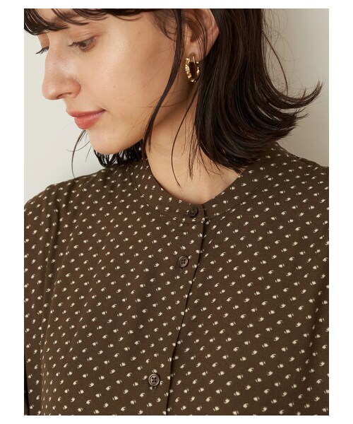 earth music&ecology(アースミュージックアンドエコロジー)の「フラワードットシャツワンピース(ワンピース/ドレス・ブラック/ブラウン/グリーン・F)」の2枚目の写真