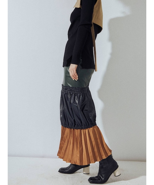 UN3D.（アンスリード）の「ECO LEATHER GATHER SK（スカート