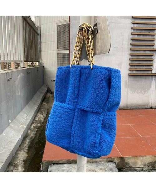 Baginning(バッグリング)の「柔らかい フェイクファー 大きい チェンショルダー トートバッグ(トートバッグ・レディース・イエロー/ブルー/ブラック/ブラウン/ホワイト・40CM*41CM*15CM)」の5枚目の写真