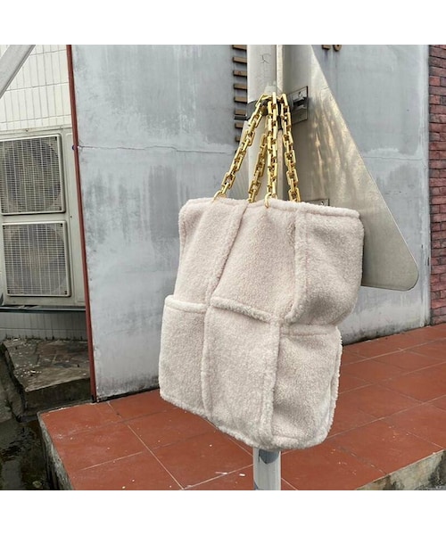 Baginning(バッグリング)の「柔らかい フェイクファー 大きい チェンショルダー トートバッグ(トートバッグ・レディース・イエロー/ブルー/ブラック/ブラウン/ホワイト・40CM*41CM*15CM)」の2枚目の写真