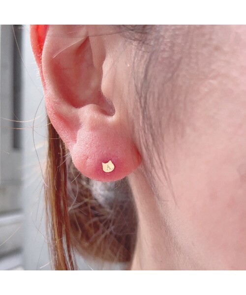 pinacoteca（ピナコテーカ）の「ピナコテーカ 753 チビネコ イニシャル ナンバー スタッド ピアス 片耳（ピアス（片耳用）・レディース・ゴールド・FREE）」の3枚目の写真