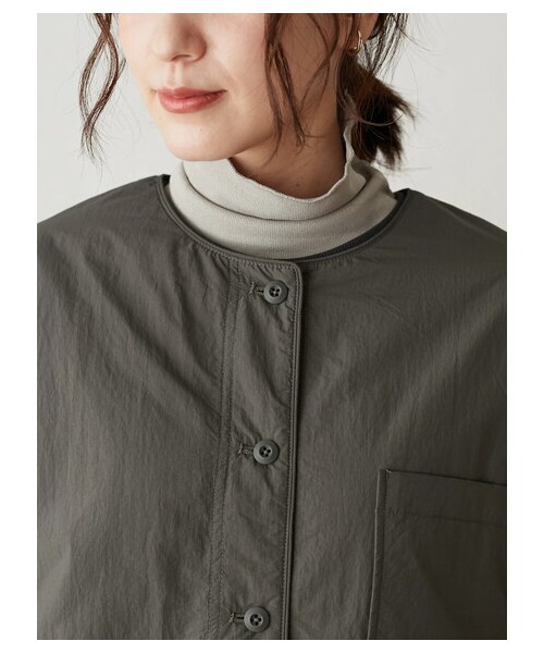 Green Parks(グリーンパークス)の「ノーカラー薄綿シャツブルゾン(ジャケット/アウター・チャコールグレー/ブラック/ライトベージュ・F)」の7枚目の写真