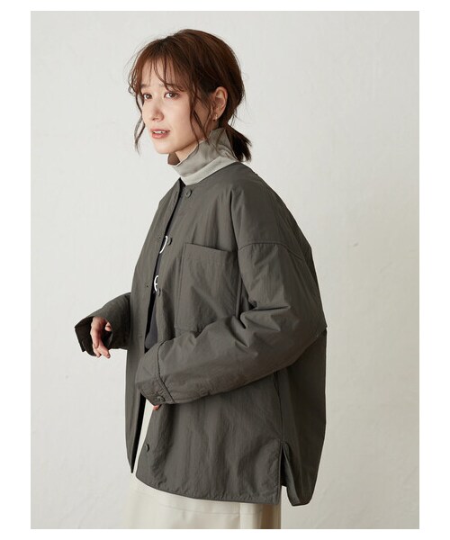 Green Parks(グリーンパークス)の「ノーカラー薄綿シャツブルゾン(ジャケット/アウター・チャコールグレー/ブラック/ライトベージュ・F)」の2枚目の写真