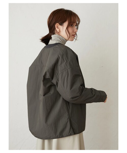 Green Parks(グリーンパークス)の「ノーカラー薄綿シャツブルゾン(ジャケット/アウター・チャコールグレー/ブラック/ライトベージュ・F)」の3枚目の写真
