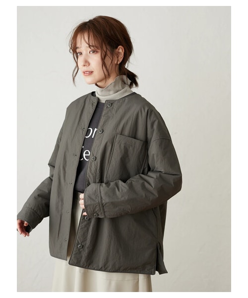Green Parks(グリーンパークス)の「ノーカラー薄綿シャツブルゾン(ジャケット/アウター・チャコールグレー/ブラック/ライトベージュ・F)」の1枚目の写真