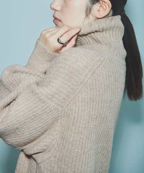 ENsMOL.（エンスモール）の「ボリューム袖ニットワンピース（ワンピース/ドレス・レディース・ベージュ/ブラウン・FREE）」の5枚目の写真