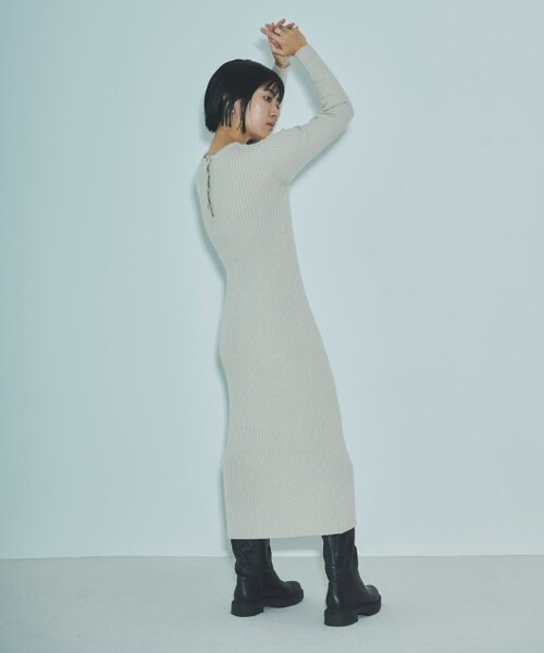 ENsMOL.（エンスモール）の「バックヘンリーニットロングワンピース（ワンピース/ドレス・レディース・サックス/ベージュ/チャコールグレー・FREE）」の2枚目の写真