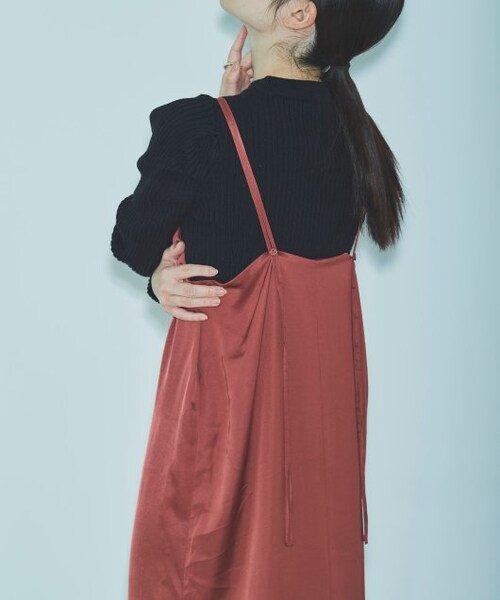 ENsMOL.（エンスモール）の「サテンキャミワンピース（ワンピース/ドレス・レディース・黒/テラコッタ・S/XS）」の4枚目の写真