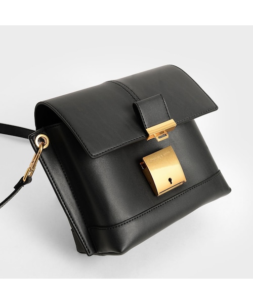 CHARLES & KEITH(チャールズ & キース)の「【2021 WINTER 新作】メタリック プッシュロッククロスボディバッグ / Metallic Push-Lock Crossbody Bag (Black)(その他・レディース・Black・M/FREE)」の4枚目の写真