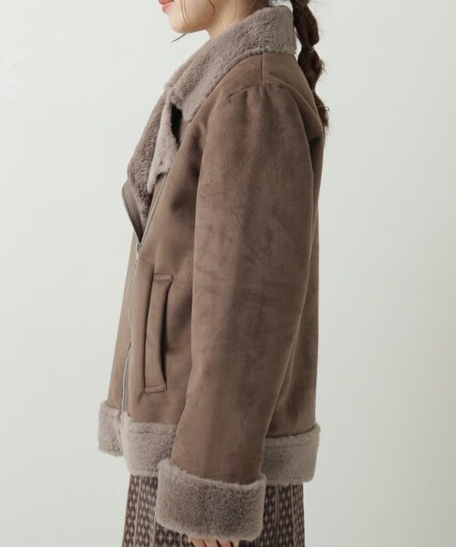 RAY CASSIN(レイカズン)の「ムートンライダースジャケット(ジャケット/アウター・レディース・ブラウン/生成/グレージュ・FREE)」の7枚目の写真