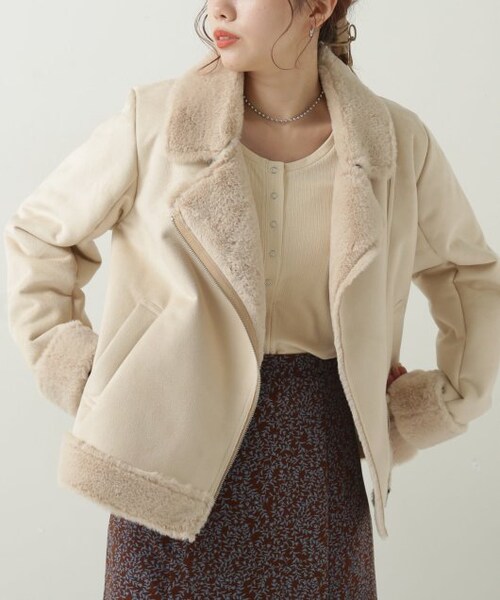 RAY CASSIN(レイカズン)の「ムートンライダースジャケット(ジャケット/アウター・レディース・ブラウン/生成/グレージュ・FREE)」の2枚目の写真