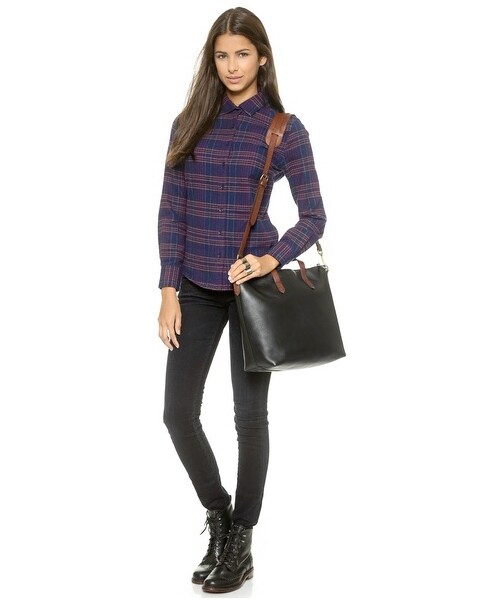 madewell（メイドウェル）の「Madewell Zipper Transport Bag（トートバッグ・レディース・Burnished Caramel/True Black・One Size）」の4枚目の写真