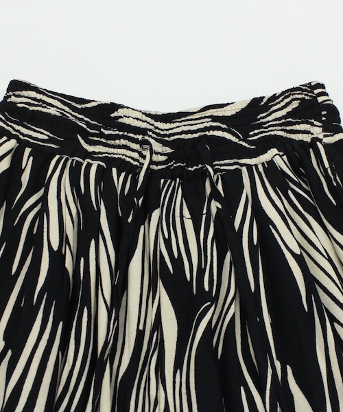 RNA-N（アールエヌエーエヌ）の「R3914 ラインドローイングプリントパンツ（パンツ・レディース・ブラック/ベージュ/ベージュ/パープル/ブラウン/ライトブルー）」の11枚目の写真