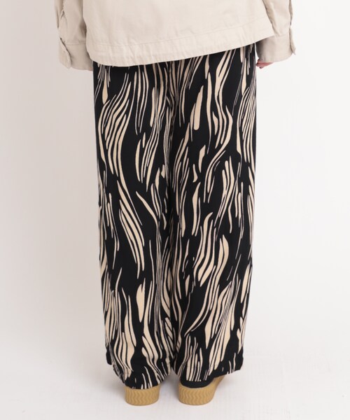 RNA-N（アールエヌエーエヌ）の「R3914 ラインドローイングプリントパンツ（パンツ・レディース・ブラック/ベージュ/ベージュ/パープル/ブラウン/ライトブルー）」の7枚目の写真