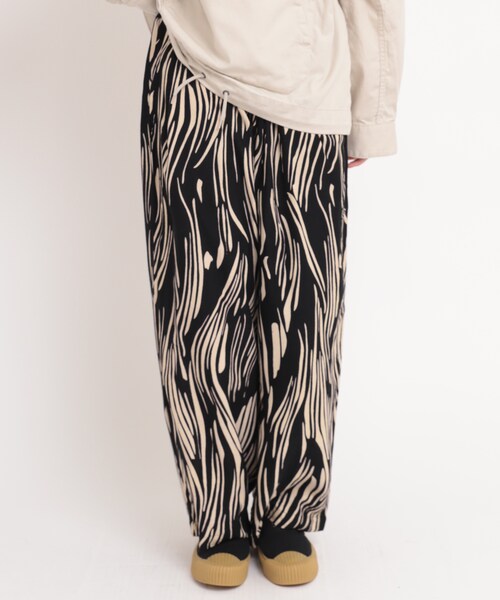 RNA-N（アールエヌエーエヌ）の「R3914 ラインドローイングプリントパンツ（パンツ・レディース・ブラック/ベージュ/ベージュ/パープル/ブラウン/ライトブルー）」の5枚目の写真