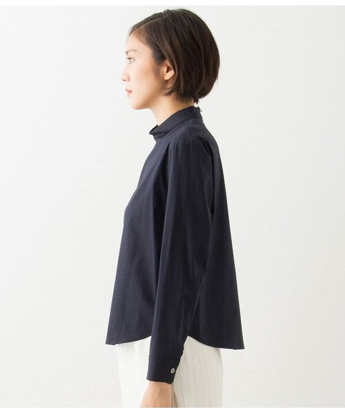 ADAM ET ROPE'(アダムエロペ)の「ハイネック ブラウス(トップス・レディース・ホワイト/ネイビー・38)」の4枚目の写真