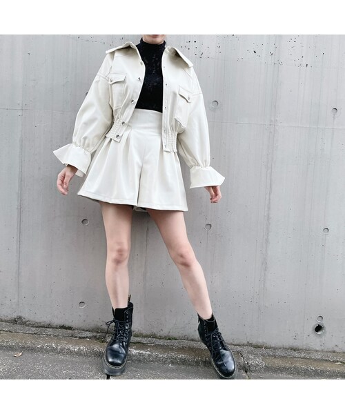 lilLilly(リルリリー)の「フレアレザーショートパンツ(パンツ・レディース・WHITE/BLACK)」の3枚目の写真