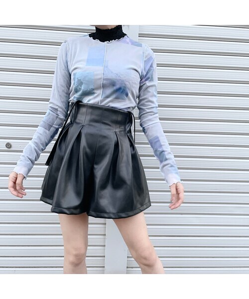 lilLilly(リルリリー)の「フレアレザーショートパンツ(パンツ・レディース・WHITE/BLACK)」の7枚目の写真