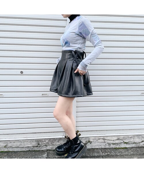 lilLilly(リルリリー)の「フレアレザーショートパンツ(パンツ・レディース・WHITE/BLACK)」の8枚目の写真