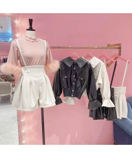 lilLilly(リルリリー)の「フレアレザーショートパンツ(パンツ・レディース・WHITE/BLACK)」の2枚目の写真