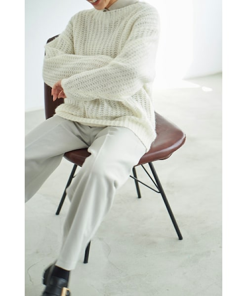 LASHIKU(ラシク)の「Standard Center Press Pants(スラックス・レディース・ブラウン/ブラック/グレー/ベージュ・S/M)」の3枚目の写真