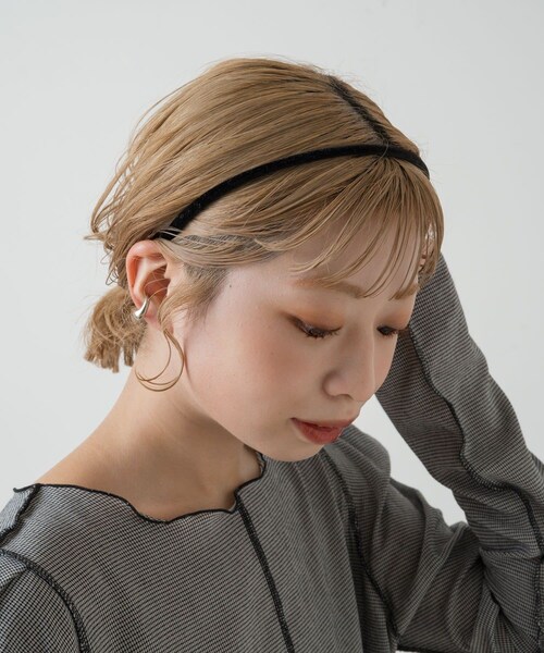 Kastane(カスタネ)の「ベロアカチューシャ(その他ヘアアクセサリー・ブラック/ベージュ・F)」の1枚目の写真