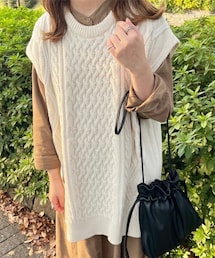 ケーブルニットベスト