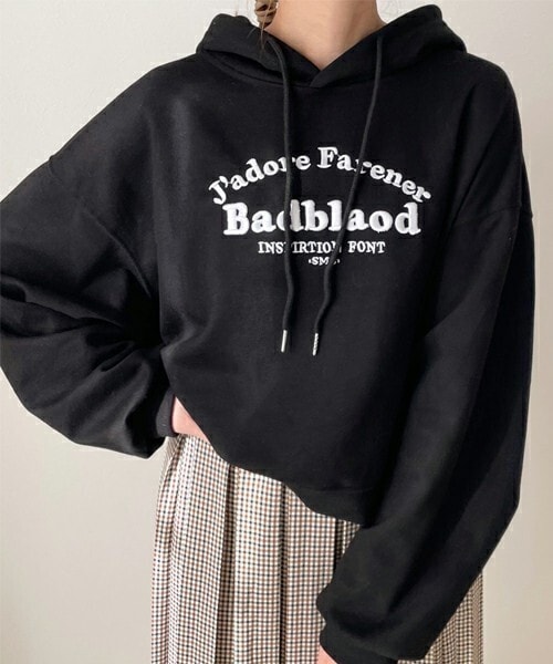 chocomee（チョコミー）の「ロゴショートパーカー（パーカー・レディース・グレー/ブラック・FREE）」の2枚目の写真