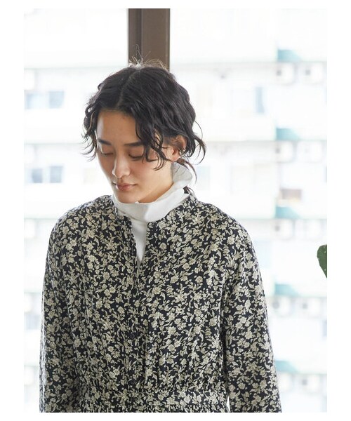 AMERICAN HOLIC（アメリカンホリック）の「スタンドカラーサテンワンピース（ワンピース/ドレス・ドット/フラワー・M/L）」の3枚目の写真