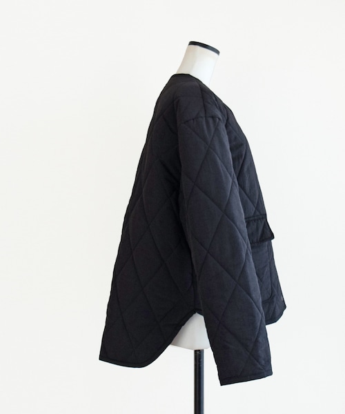 Marient(マリエント)の「スクエアキルトパイピングアウター(ノーカラージャケット・レディース・ブラック/ホワイト・FREE)」の1枚目の写真
