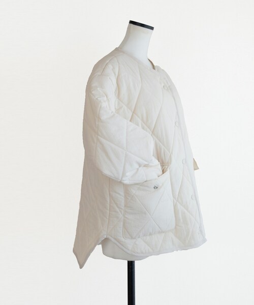 Marient(マリエント)の「スクエアキルトパイピングアウター(ノーカラージャケット・レディース・ブラック/ホワイト・FREE)」の2枚目の写真