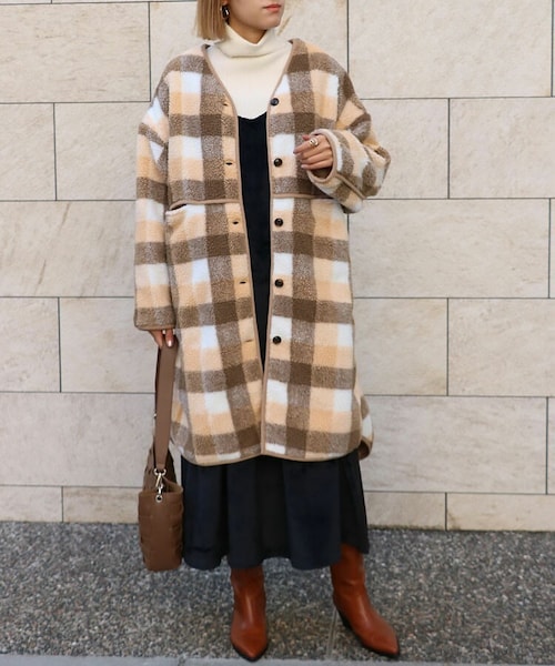 Sheson(シーズン)の「シープボアパイピングチェックコート(その他アウター・レディース・ベージュ/グレー・F)」の1枚目の写真