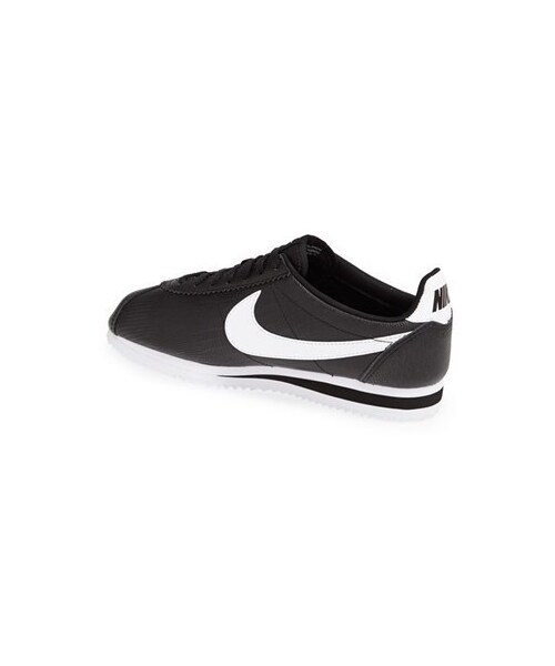 NIKE(ナイキ)の「Nike 'Classic Cortez' Leather Sneaker (Women)(スニーカー・レディース・Black/ White・6.5 M/9 M/11 M/8 M/11.5 M/7.5 M/12 M/7 M/6 M/5.5 M/5 M/10.5 M)」の2枚目の写真