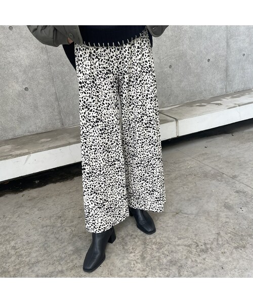 copine(コピン)の「裏起毛ダルメシアン柄プリーツパンツ(2color)(その他パンツ・レディース・オフホワイト/ブラック・M)」の1枚目の写真