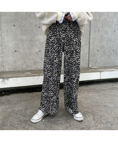 copine(コピン)の「裏起毛ダルメシアン柄プリーツパンツ(2color)(その他パンツ・レディース・オフホワイト/ブラック・M)」の2枚目の写真