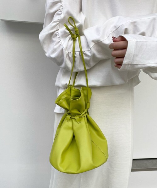 DouDou（ドゥドゥ）の「ドロストショルダー（トートバッグ・レディース・ベージュ/グリーン・F）」の2枚目の写真