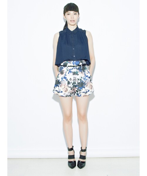 MURUA（ムルーア）の「【FEMININE】スモーキーflower spt（パンツ・レディース・ホワイト/ネイビー・1/2）」の4枚目の写真