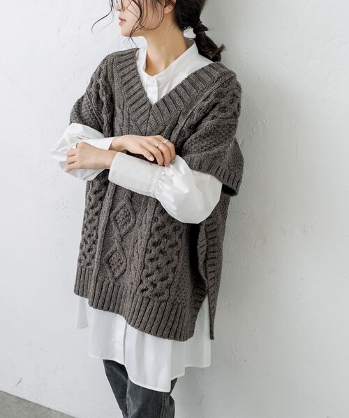 PUAL CE CIN（ピュアルセシン）の「シェットランドケーブルニットベスト（ニット/セーター・レディース・アイボリー/モカ/スミクロ・FREE）」の2枚目の写真