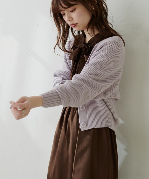 natural couture(ナチュラルクチュール)の「もちもちプチプラアイレットカーディガン(カーディガン/ボレロ・レディース・イエロー/ラベンダー・FREE)」の2枚目の写真