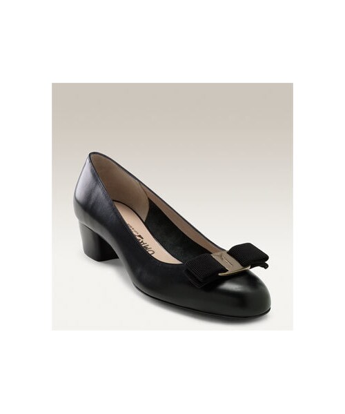 FERRAGAMO(フェラガモ)の「Salvatore Ferragamo 'Vara' Pump(パンプス・レディース・Black・8.5 AA/9 C/9 B/11 B/4.5 D/5 B/5 C/5 D/5.5 B/5.5 C/5.5 D/6 C/6 AA/7.5 AA/8 B/8 C/8 AA/8 D/10 B/9.5 C/9.5 B/8.5 B/9 AA)」の4枚目の写真