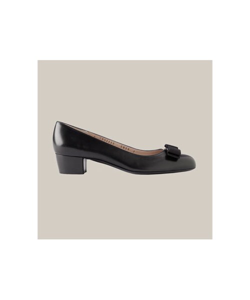 FERRAGAMO(フェラガモ)の「Salvatore Ferragamo 'Vara' Pump(パンプス・レディース・Black・8.5 AA/9 C/9 B/11 B/4.5 D/5 B/5 C/5 D/5.5 B/5.5 C/5.5 D/6 C/6 AA/7.5 AA/8 B/8 C/8 AA/8 D/10 B/9.5 C/9.5 B/8.5 B/9 AA)」の3枚目の写真