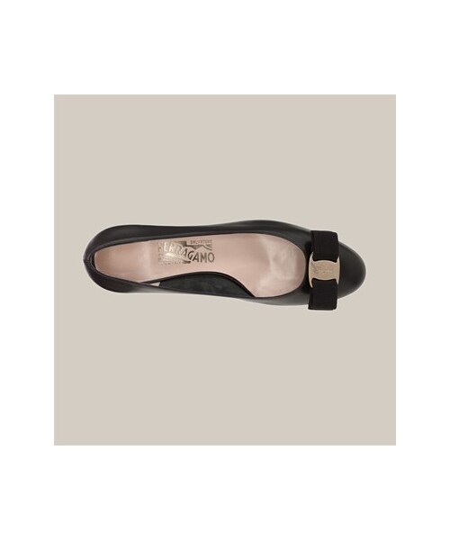FERRAGAMO(フェラガモ)の「Salvatore Ferragamo 'Vara' Pump(パンプス・レディース・Black・8.5 AA/9 C/9 B/11 B/4.5 D/5 B/5 C/5 D/5.5 B/5.5 C/5.5 D/6 C/6 AA/7.5 AA/8 B/8 C/8 AA/8 D/10 B/9.5 C/9.5 B/8.5 B/9 AA)」の2枚目の写真
