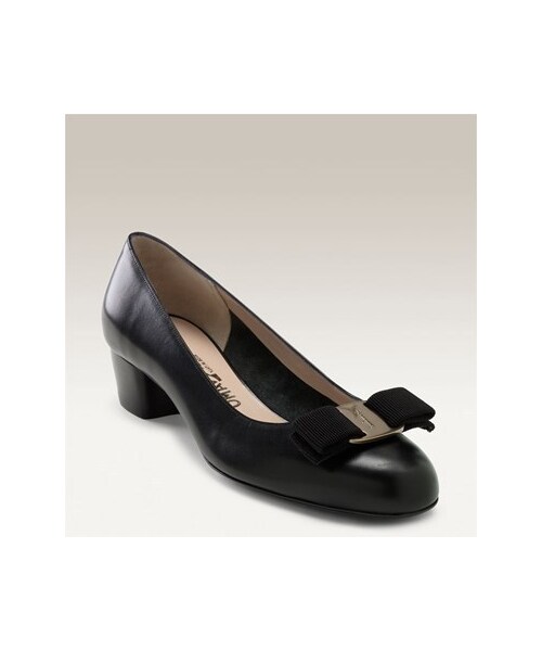 FERRAGAMO(フェラガモ)の「Salvatore Ferragamo 'Vara' Pump(パンプス・レディース・Black・8.5 AA/9 C/9 B/11 B/4.5 D/5 B/5 C/5 D/5.5 B/5.5 C/5.5 D/6 C/6 AA/7.5 AA/8 B/8 C/8 AA/8 D/10 B/9.5 C/9.5 B/8.5 B/9 AA)」の1枚目の写真