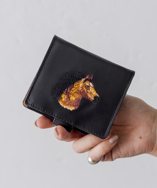 ear PAPILLONNER（イアパピヨネ）の「ポイントアニマル刺繍折り財布 