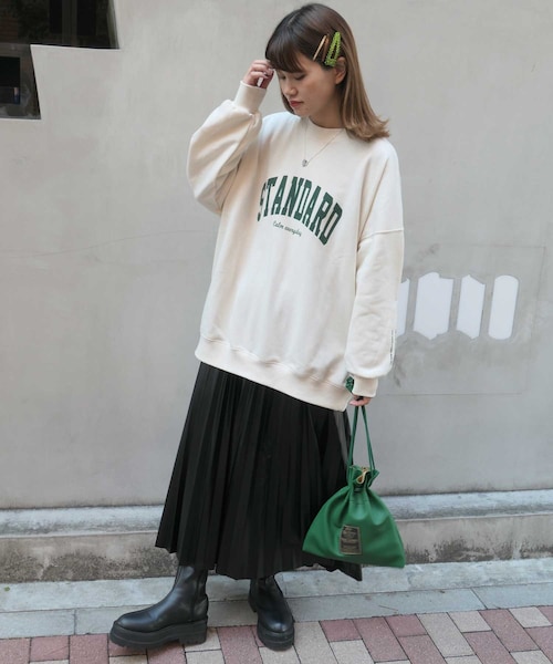 CORNERS（コーナーズ）の「カレッジロゴオーバーサイズトレーナー（スウェット・レディース・グレー/エクリュ/オートミール/スミクロ/ソーダ/ライトカーキ・FREE）」の4枚目の写真