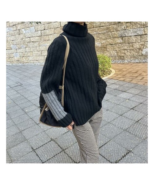 copine（コピン）の「袖パッチワークデザインタートルニット（ニット/セーター・レディース・ベージュ/グレー/ブラック・ワンサイズ）」の2枚目の写真