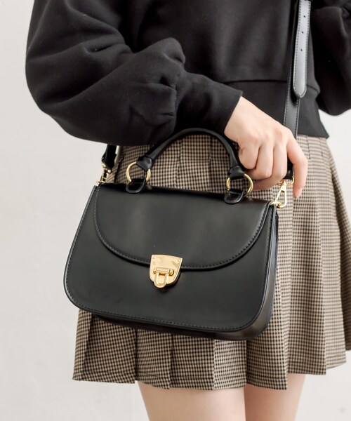 OLIVE des OLIVE(オリーブデオリーブ)の「レトロサドルショルダー(ショルダーバッグ・レディース・オフホワイト/ブラック/ベージュ/ダークブラウン・FREE)」の2枚目の写真