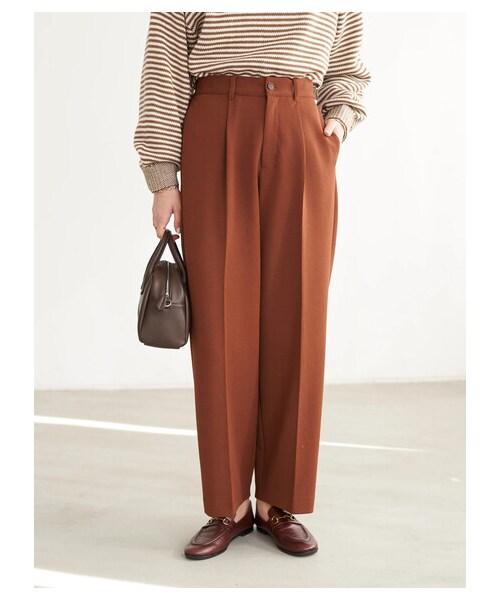 earth music&ecology（アースミュージックアンドエコロジー）の「ハイウエストタックストレートパンツ（パンツ・ブラック/ブラウン/イエロー/ブルーグリーン・S/M）」の4枚目の写真